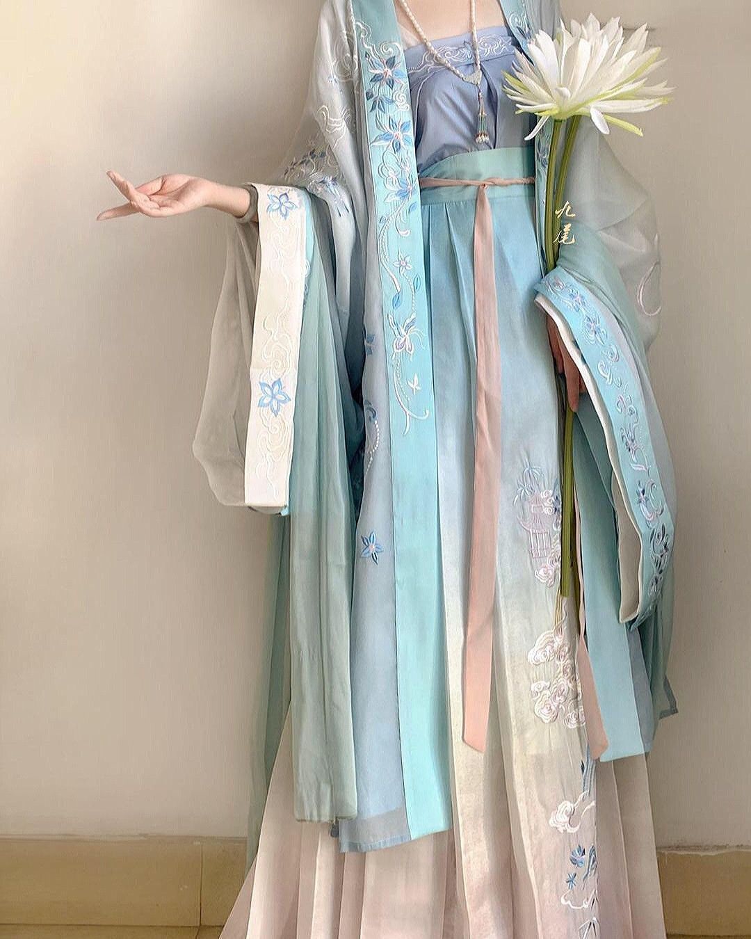 The Story of Shoes Designed for the Traditional Chinese Horseface Skirt The Story of Shoes Designed for the Traditional Chinese Horseface Skirt