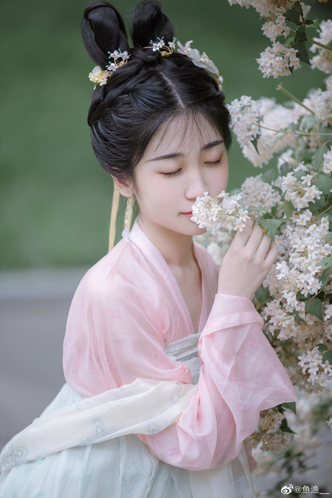 The Sword-Bearing Beauty in Traditional Hanfu Fashion