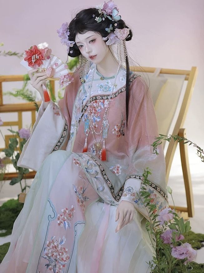Elegant and Unconventional:The Rise of Miniature-Sized Hanfu Wedding Gowns Elegant and Unconventional:The Rise of Miniature-Sized Hanfu Wedding Gowns