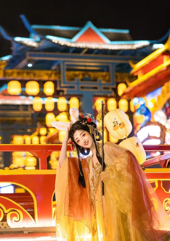 The Elegance of Qipao at the Wedding Banquet:The Role of the Mother-in-Law The Elegance of Qipao at the Wedding Banquet:The Role of the Mother-in-Law