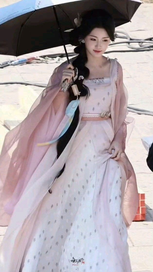 Embroidery in Ancient Hanfu Costumes:A Focus on the Elegant汉服女装 Embroidery in Ancient Hanfu Costumes:A Focus on the Elegant汉服女装