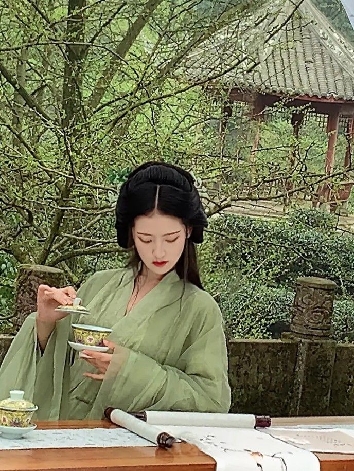 Embracing the New Chinese Cheongsam:The Art of Embroidery in Modern Qipao Fashion Embracing the New Chinese Cheongsam:The Art of Embroidery in Modern Qipao Fashion