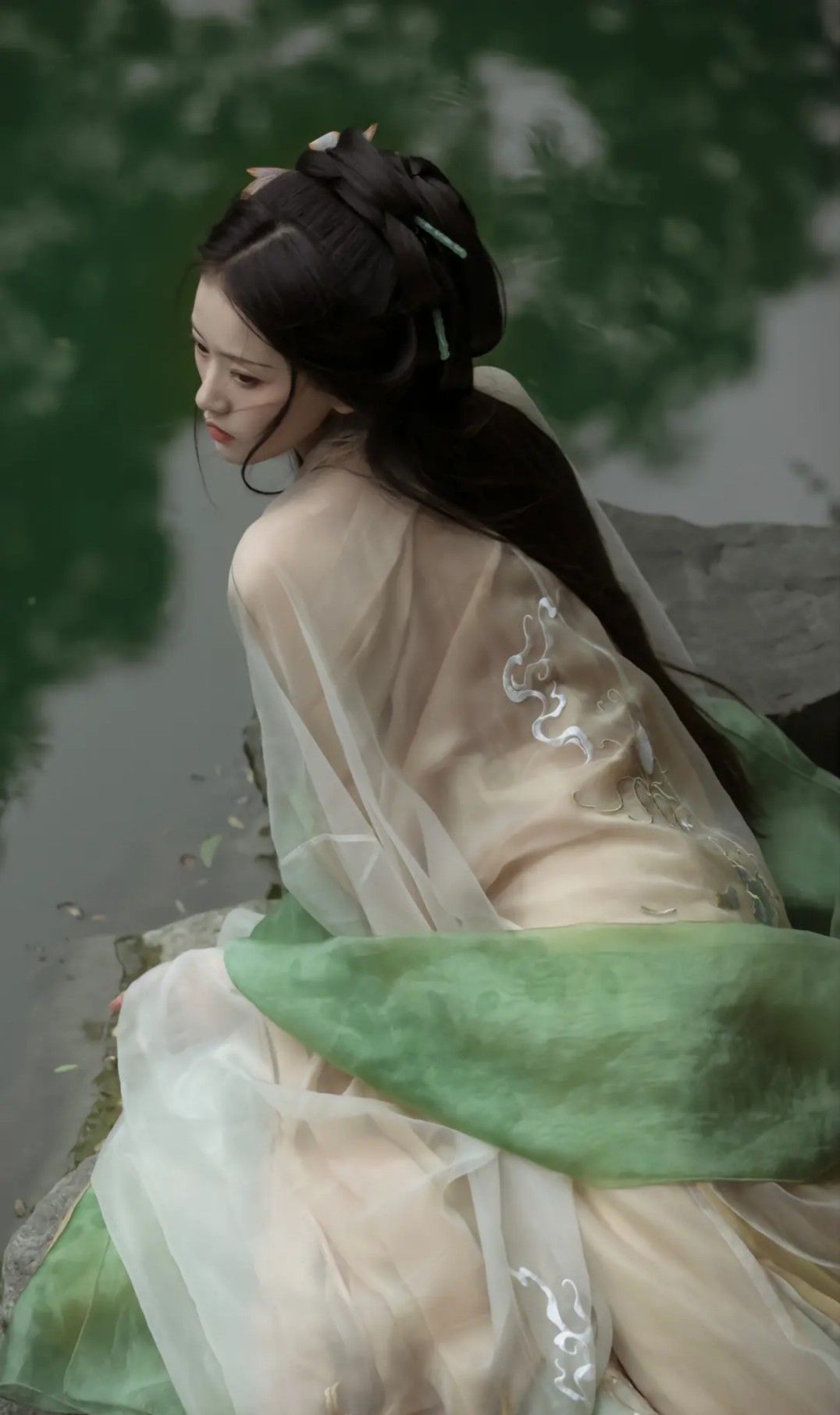 Ming-Style Hanfu Horse-Tail Skirt Ensemble:A Blend of Tradition and Elegance Ming-Style Hanfu Horse-Tail Skirt Ensemble:A Blend of Tradition and Elegance