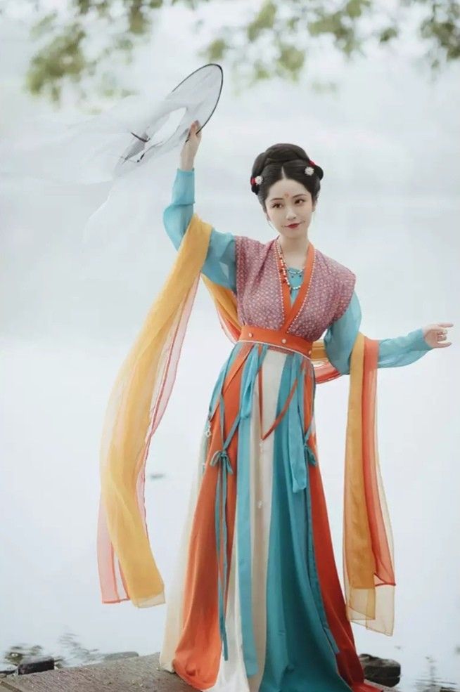 Reinventing the Cheongsam:The Short-Length Qipao and Its Neo-Chinese Evolution Reinventing the Cheongsam:The Short-Length Qipao and Its Neo-Chinese Evolution