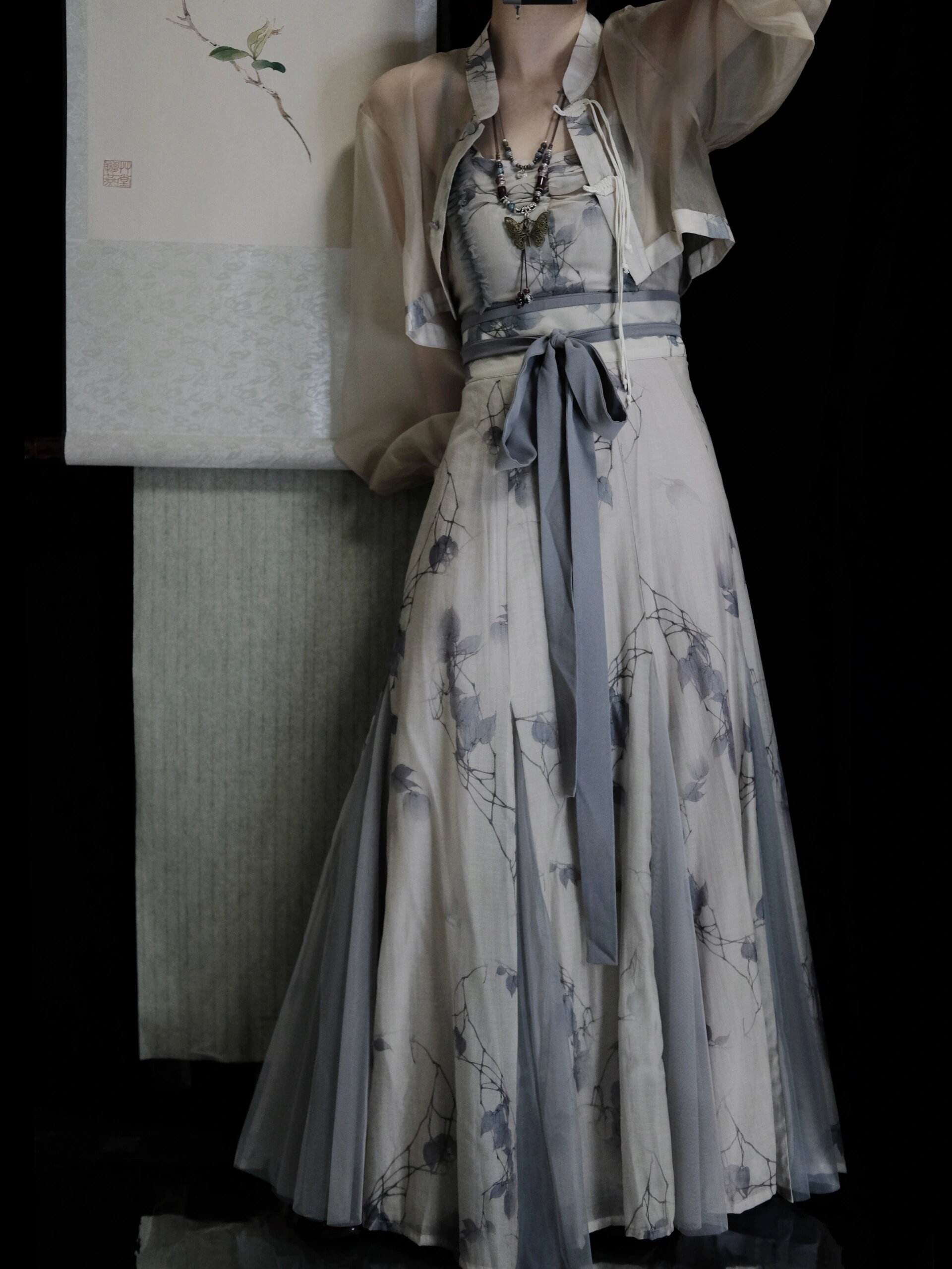 Traditional Chinese Style Blouse with Horseface Skirt:A Fashion Fusion Traditional Chinese Style Blouse with Horseface Skirt:A Fashion Fusion