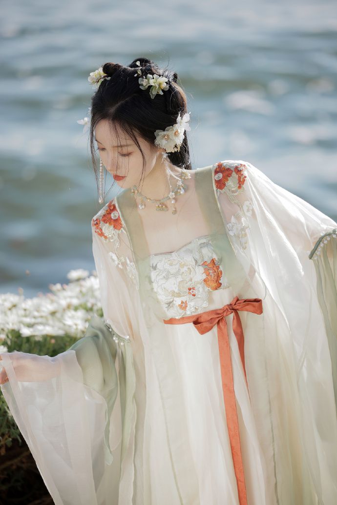 The Splendor of a Blue Cheongsam:Embracing the Royal Sapphire Hue The Splendor of a Blue Cheongsam:Embracing the Royal Sapphire Hue