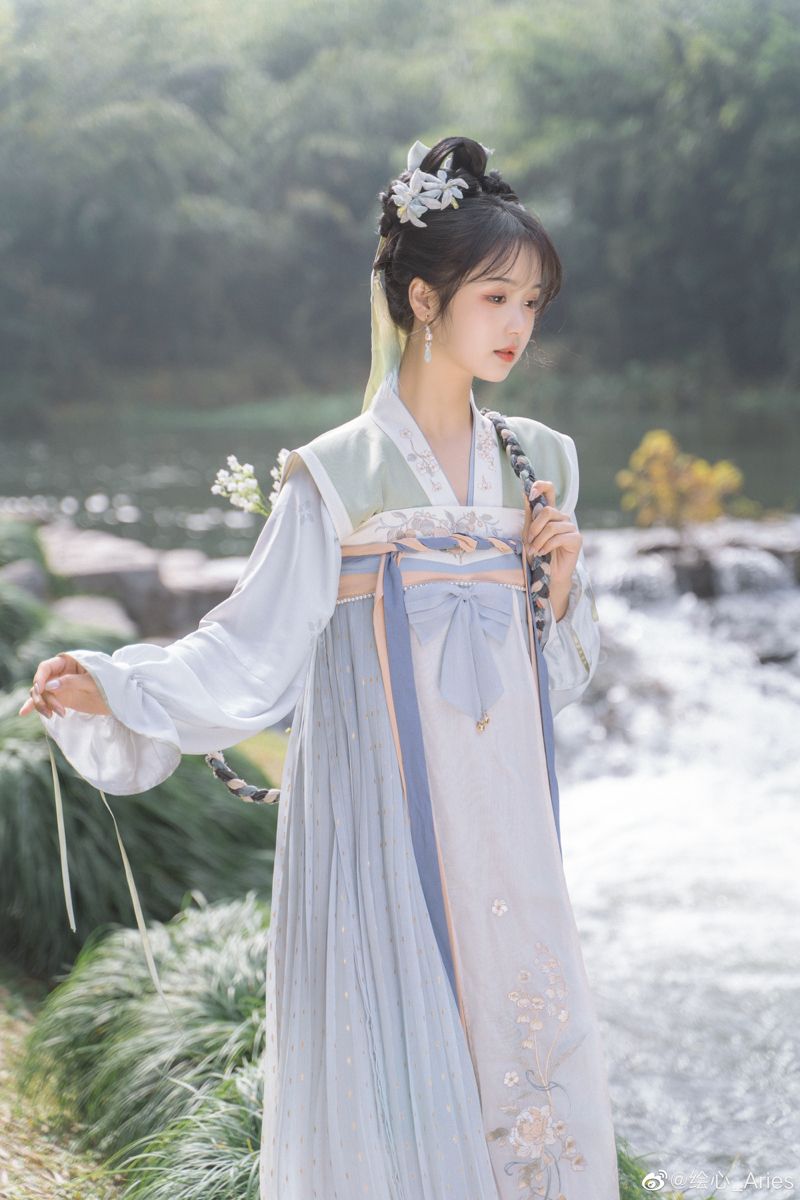 Elegant Childrens Hanfu Long-sleeved Gowns:A Glimpse into Traditional Chinese Beauty Elegant Childrens Hanfu Long-sleeved Gowns:A Glimpse into Traditional Chinese Beauty