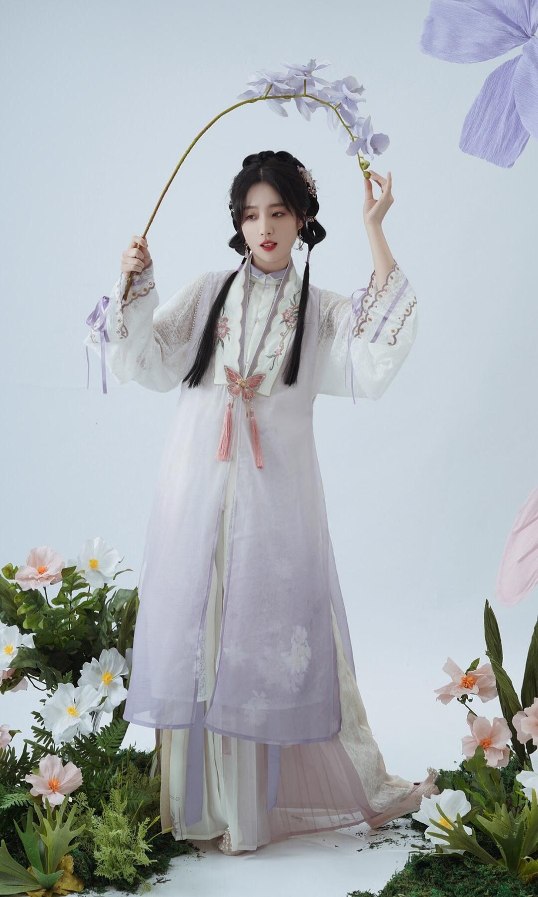 Embracing the Elegance of Black Cheongsam and Neo-Chinese Bamboo Embracing the Elegance of Black Cheongsam and Neo-Chinese Bamboo