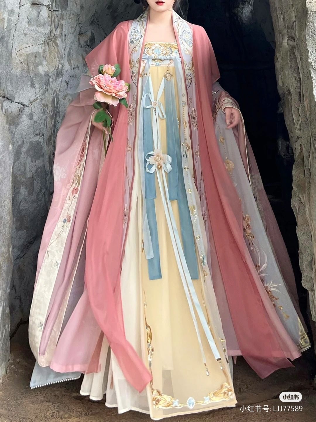 Engaging in Traditional Elegance:The Charm of a Horse-faced Skirt for a Fiancée Engaging in Traditional Elegance:The Charm of a Horse-faced Skirt for a Fiancée