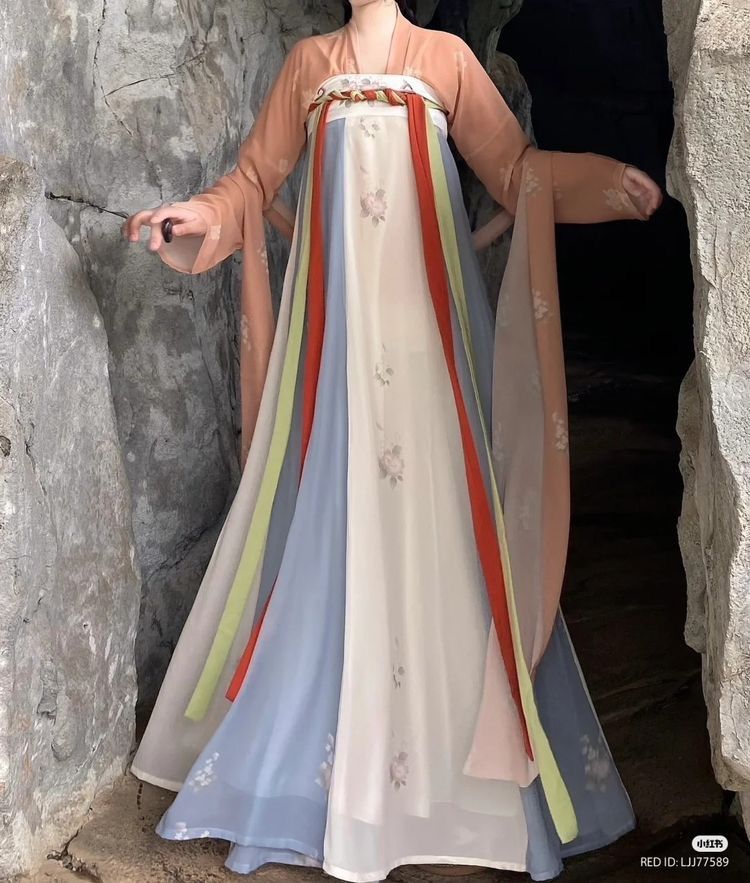 The Cheongsam Girl:A 12-Year-Old Embracing Traditional Elegance The Cheongsam Girl:A 12-Year-Old Embracing Traditional Elegance