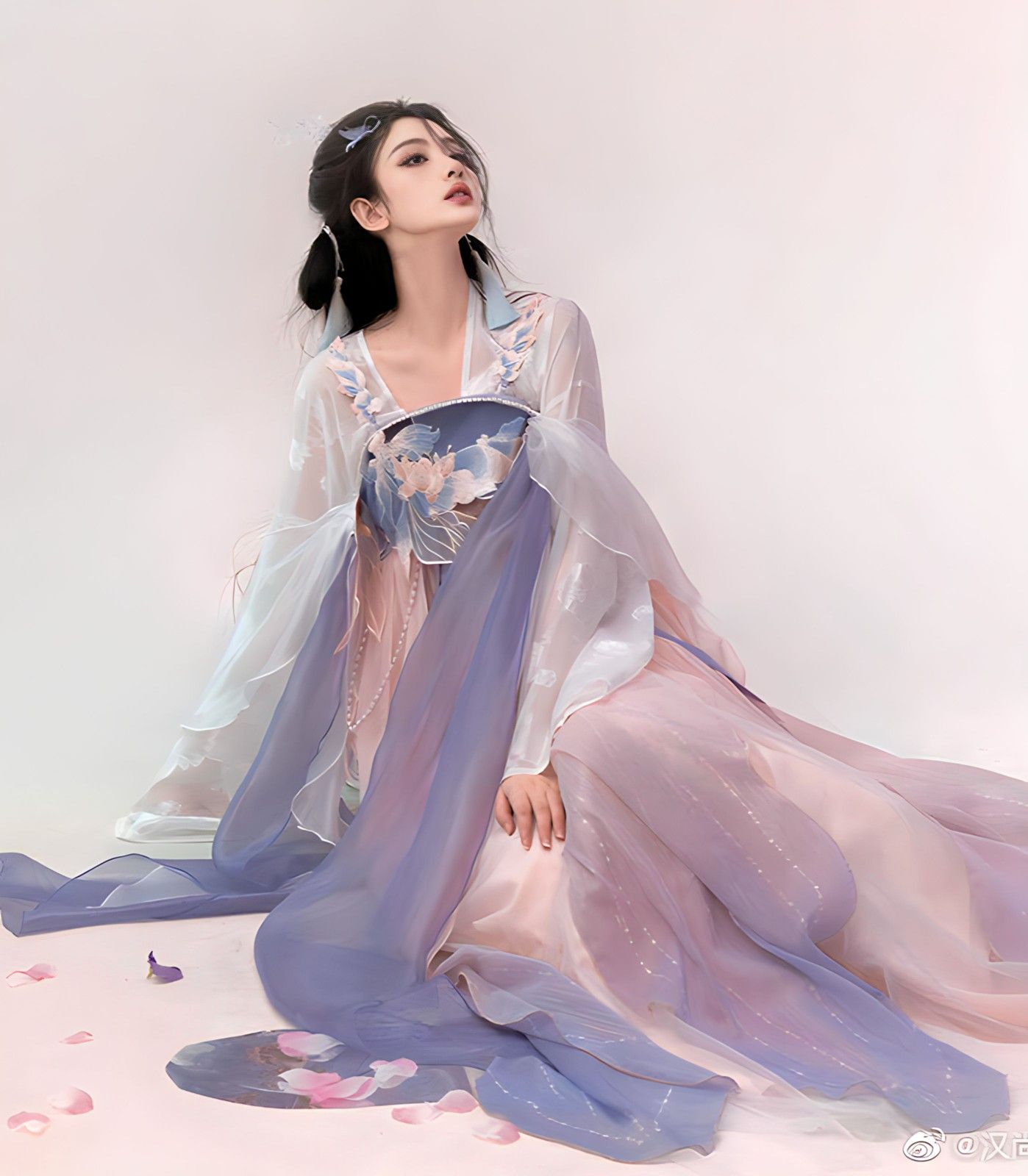 Exploring the Elegance of Low-Cut Cheongsam with V-Neck and Deep V Exploring the Elegance of Low-Cut Cheongsam with V-Neck and Deep V