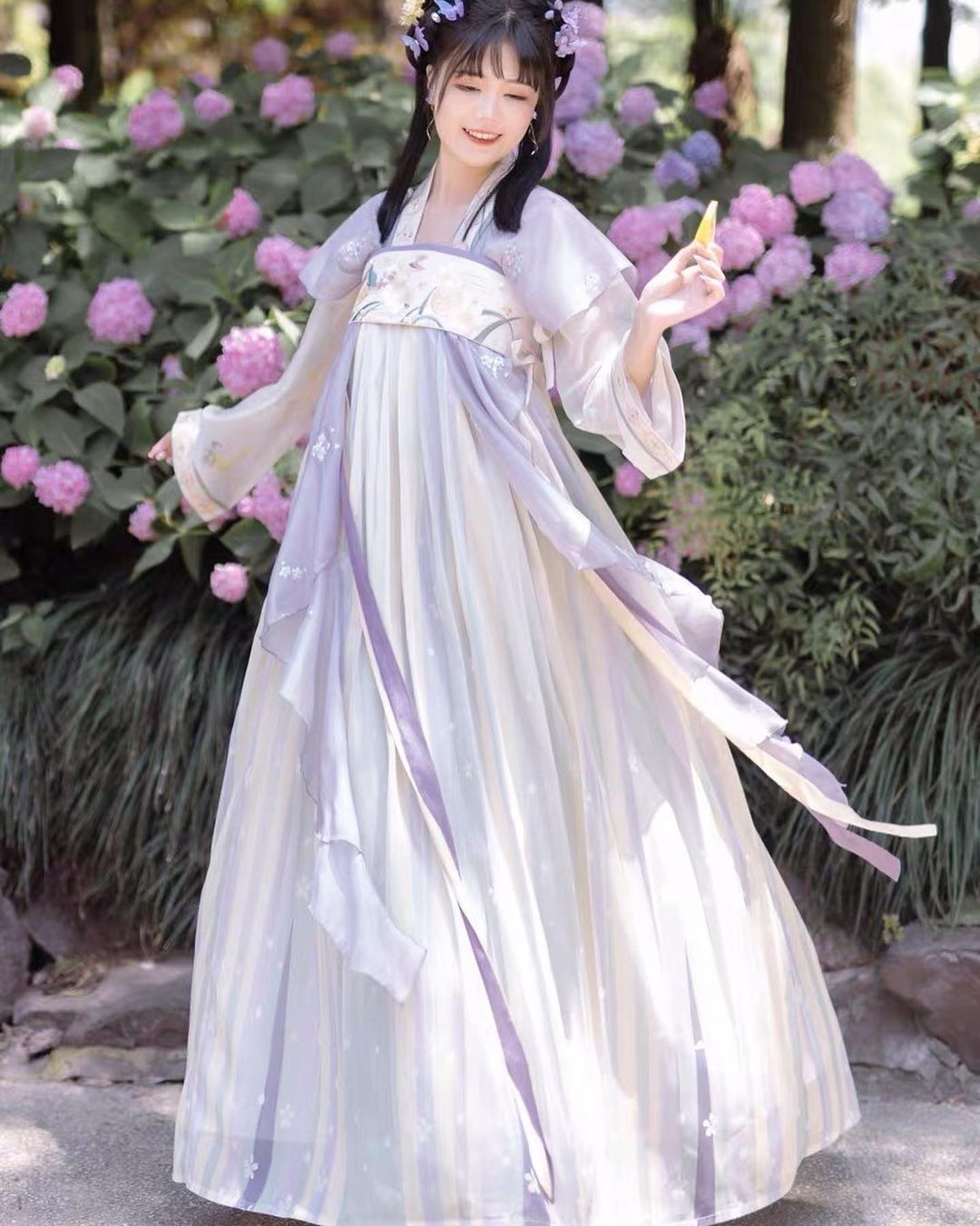 The Splendor of Traditional Chinese Wedding:The Bridal Gown and the Phoenix Crown of Hanfu Bride The Splendor of Traditional Chinese Wedding:The Bridal Gown and the Phoenix Crown of Hanfu Bride