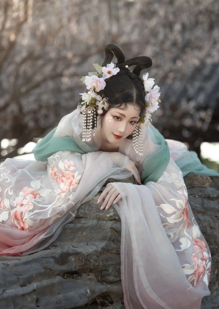 Summer Elegance in Traditional Chinese Attire:The Girls Hanfu Fashion Summer Elegance in Traditional Chinese Attire:The Girls Hanfu Fashion