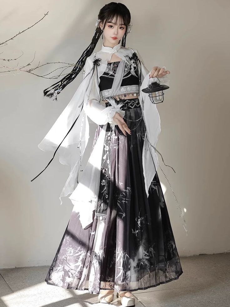 The Authentic Dragon Empress Hanfu and the Mermaid:A Cultural Exploration