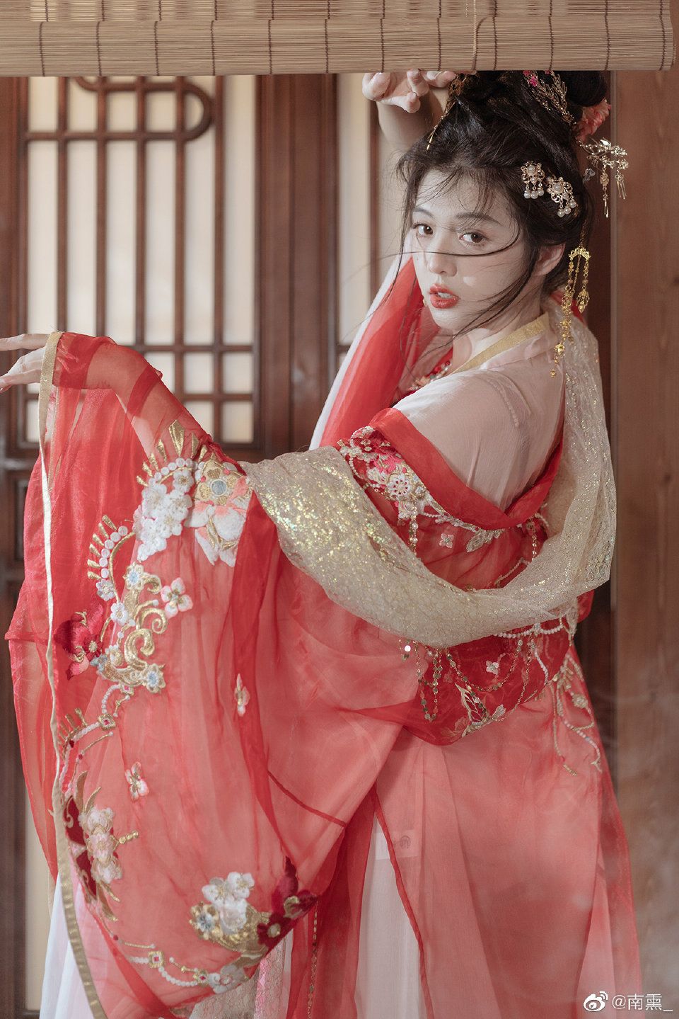 Rebel Chic:The Evolution of Cheongsam in Modern Fashion