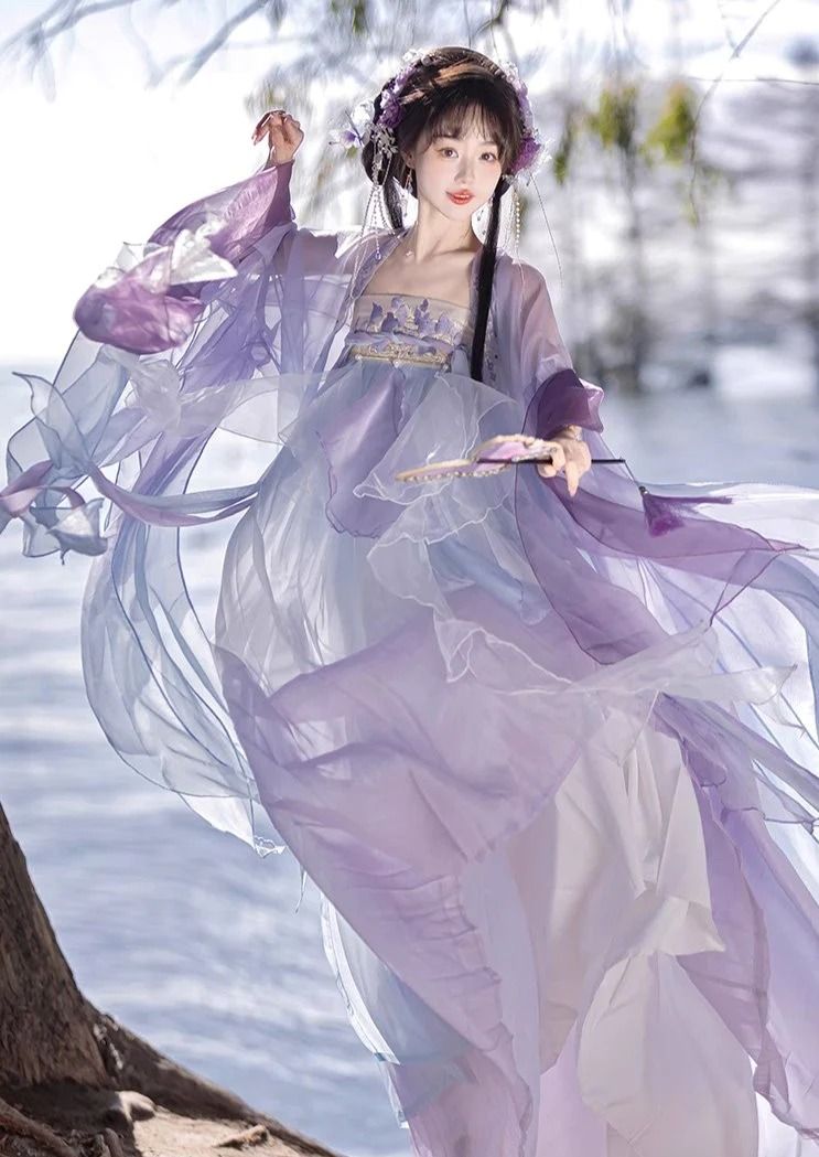 Moonlit Enchantment:The Splendor of Hanfu in Bloom