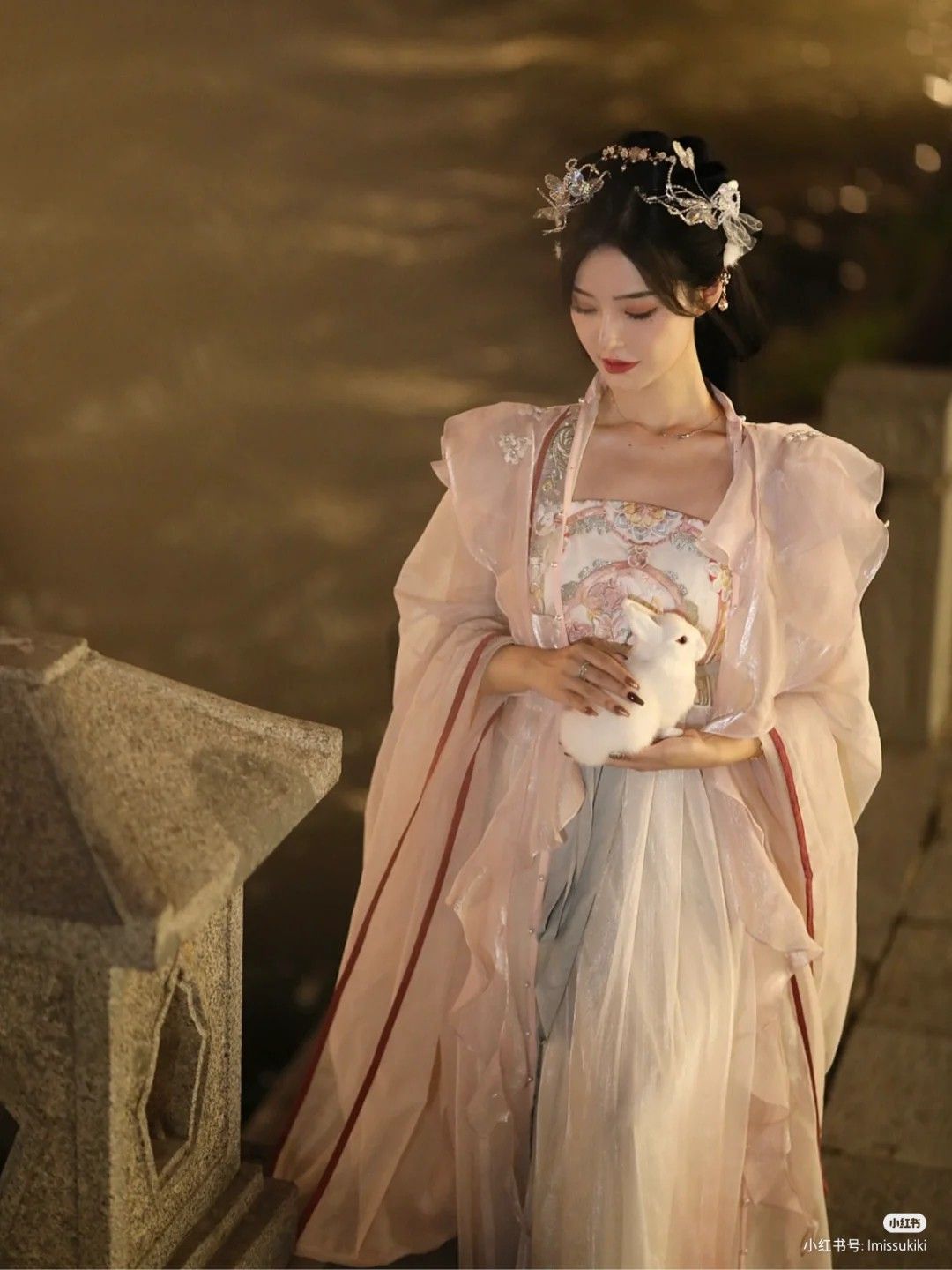 The Splendid Beauty of Hanfu with Shawls:A Cultural Exploration The Splendid Beauty of Hanfu with Shawls:A Cultural Exploration
