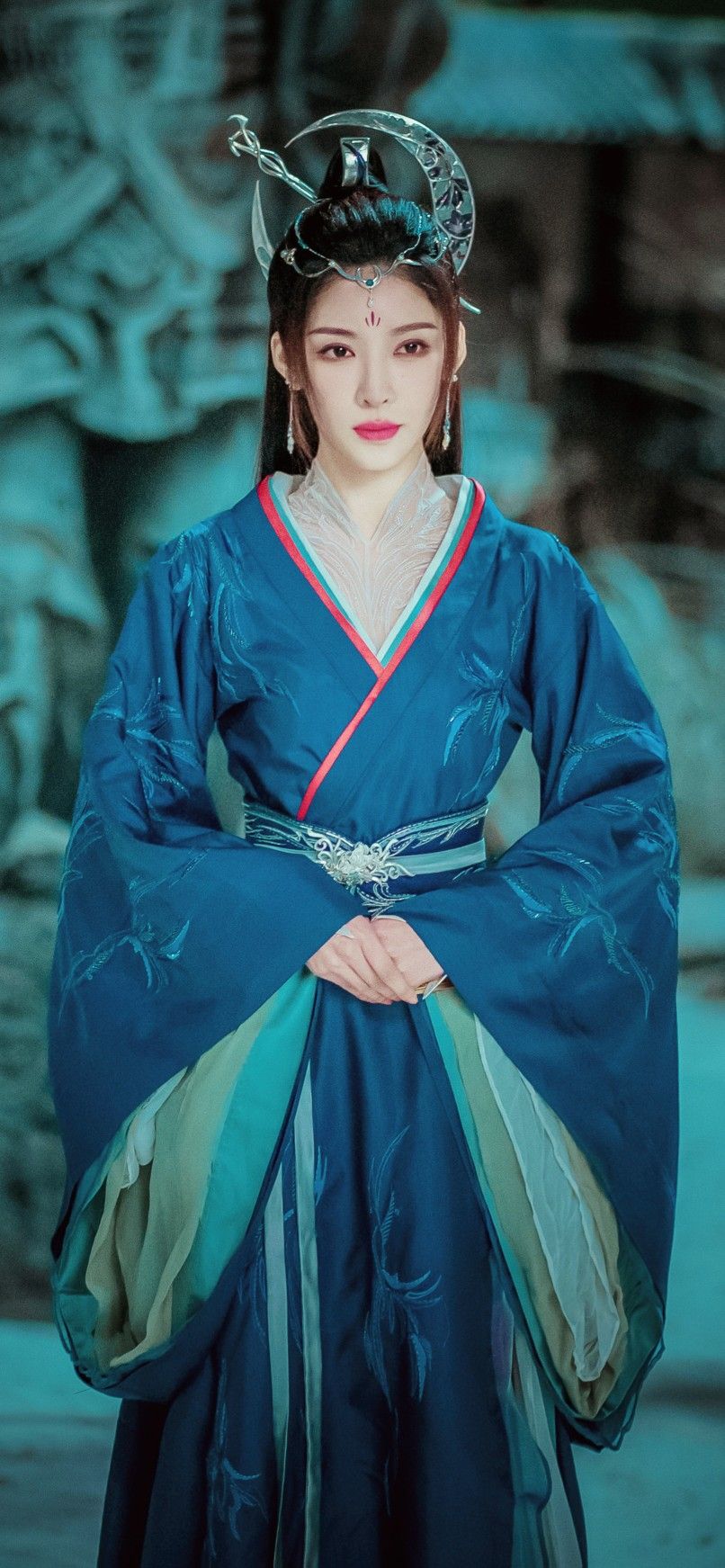 The Evolution of Cheongsam and Skirt with Slits:A Cultural and Fashionable Exploration The Evolution of Cheongsam and Skirt with Slits:A Cultural and Fashionable Exploration