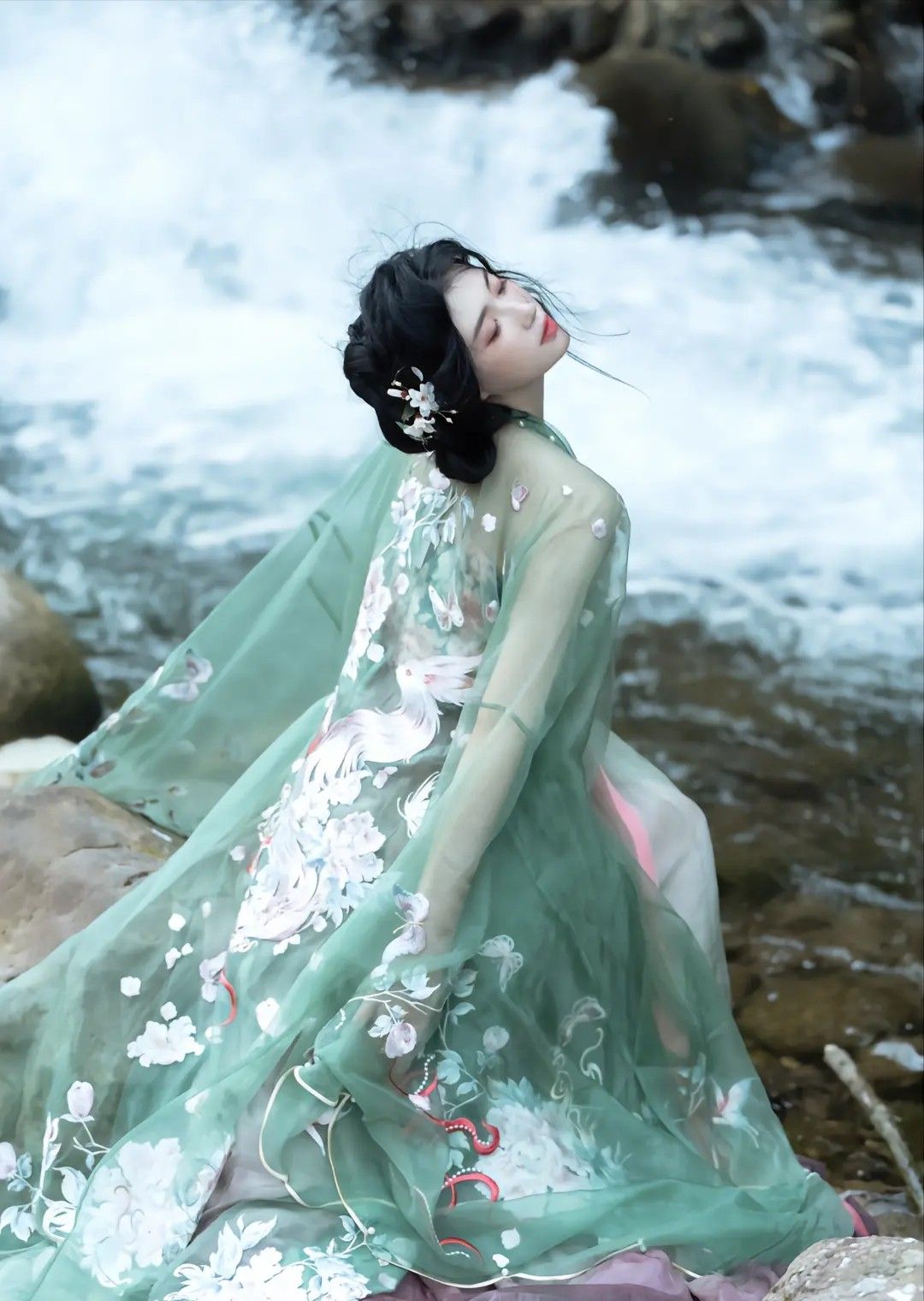 Elegant Hanfu for Women:The Revival of Traditional Chinese Adult Apparel