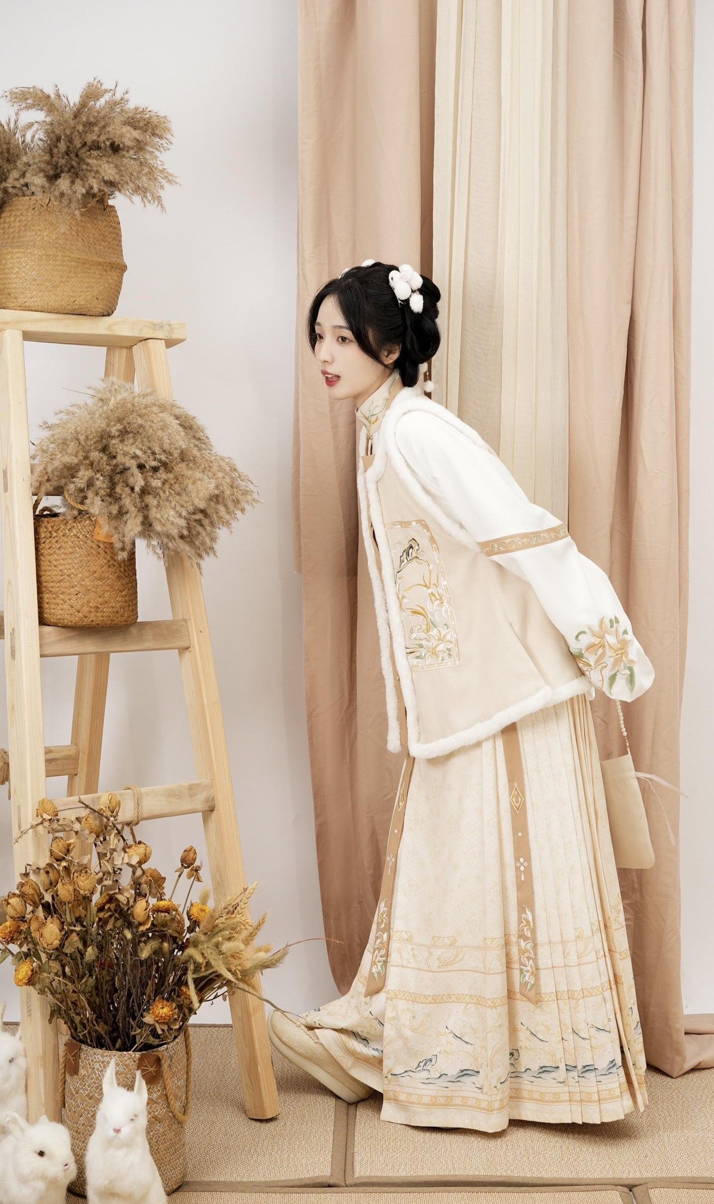 Winter Comfort in a Loose-fitting White Cheongsam:A Guide for Modern Women Winter Comfort in a Loose-fitting White Cheongsam:A Guide for Modern Women