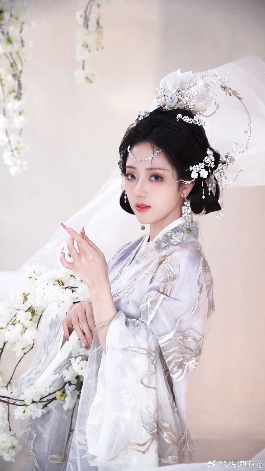 Embracing Modernity in a Traditional Qipao:The New Age of Black Long-sleeved Flag袍 Embracing Modernity in a Traditional Qipao:The New Age of Black Long-sleeved Flag袍