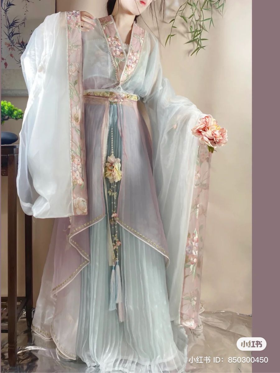 Winter Comfort in Traditional Shu Li Hanfu for a Little Girl Winter Comfort in Traditional Shu Li Hanfu for a Little Girl