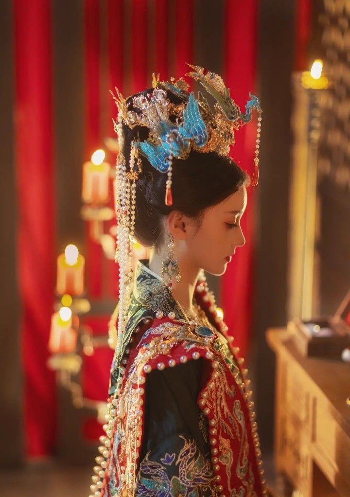 Autumn Dawn and Deer in Traditional Chinese Hanfu:A Cultural Journey Autumn Dawn and Deer in Traditional Chinese Hanfu:A Cultural Journey
