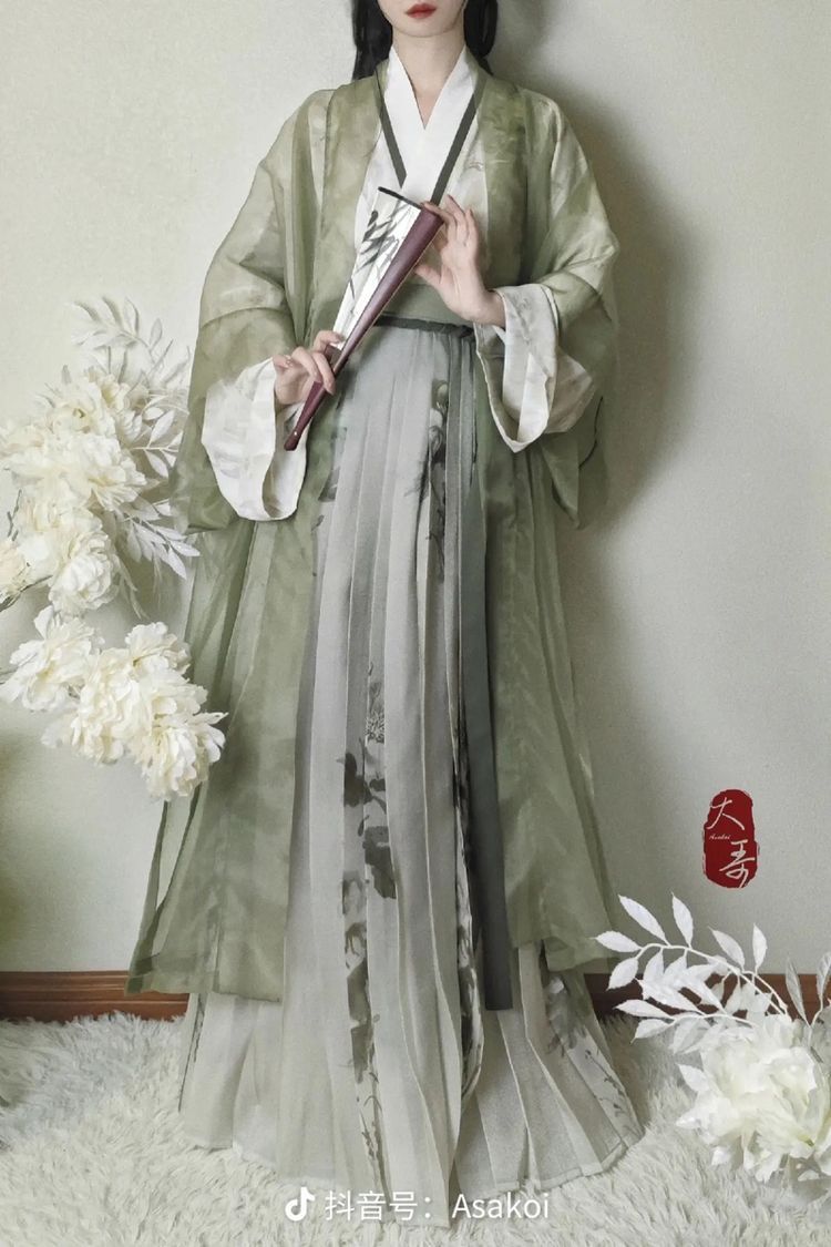 Reimagining the Cheongsam for Summer Comfort and Modern Convenience Reimagining the Cheongsam for Summer Comfort and Modern Convenience