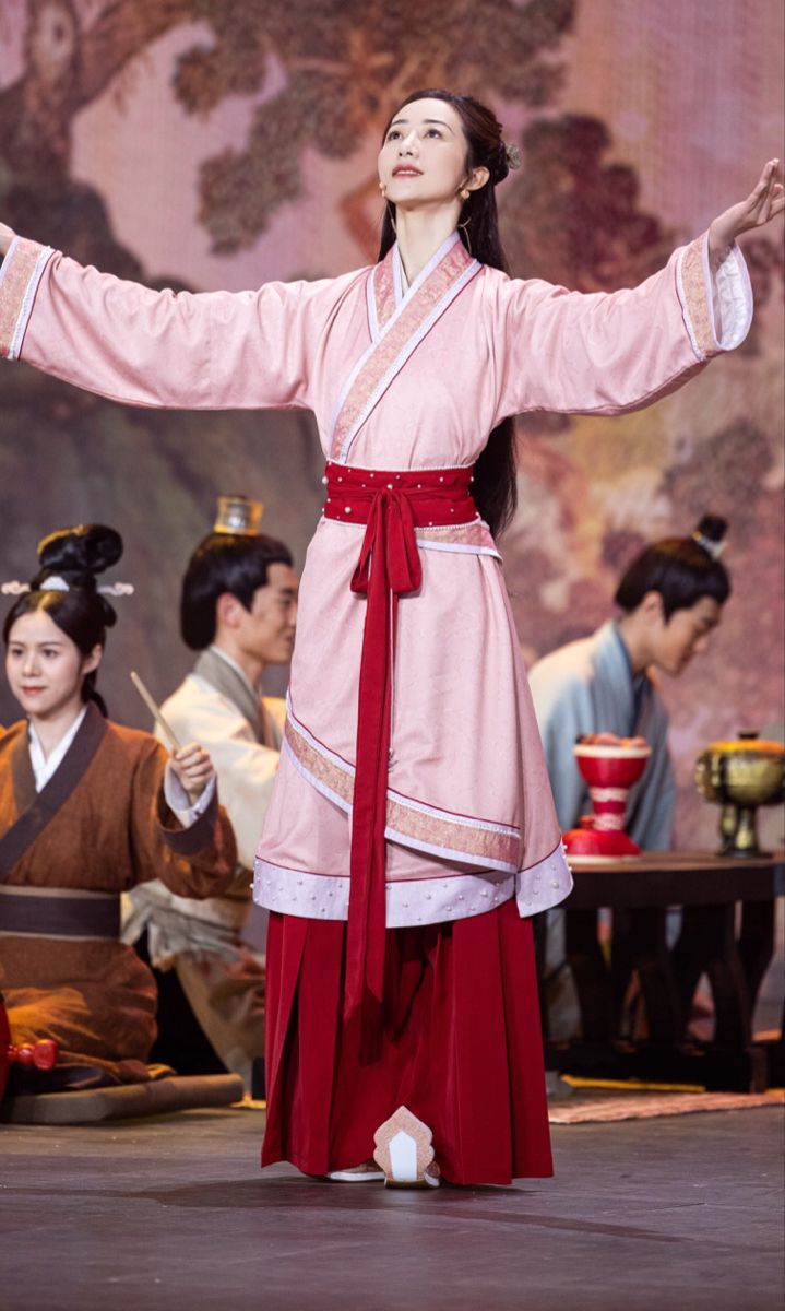 Blooming Elegance:Original Hanfu Design Incorporating Butterflies and Flower Motifs Blooming Elegance:Original Hanfu Design Incorporating Butterflies and Flower Motifs