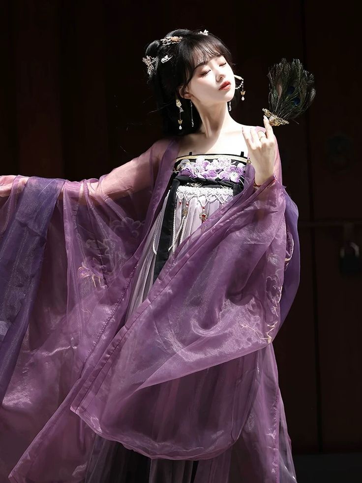 Dreaming in the Night of Jiangnan in a Cheongsam Dreaming in the Night of Jiangnan in a Cheongsam