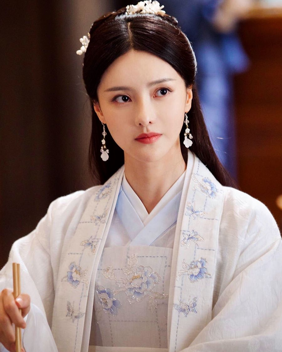 Embellishments on Cheongsam:A Glittering Tale of Traditional Chinese Beauty Embellishments on Cheongsam:A Glittering Tale of Traditional Chinese Beauty