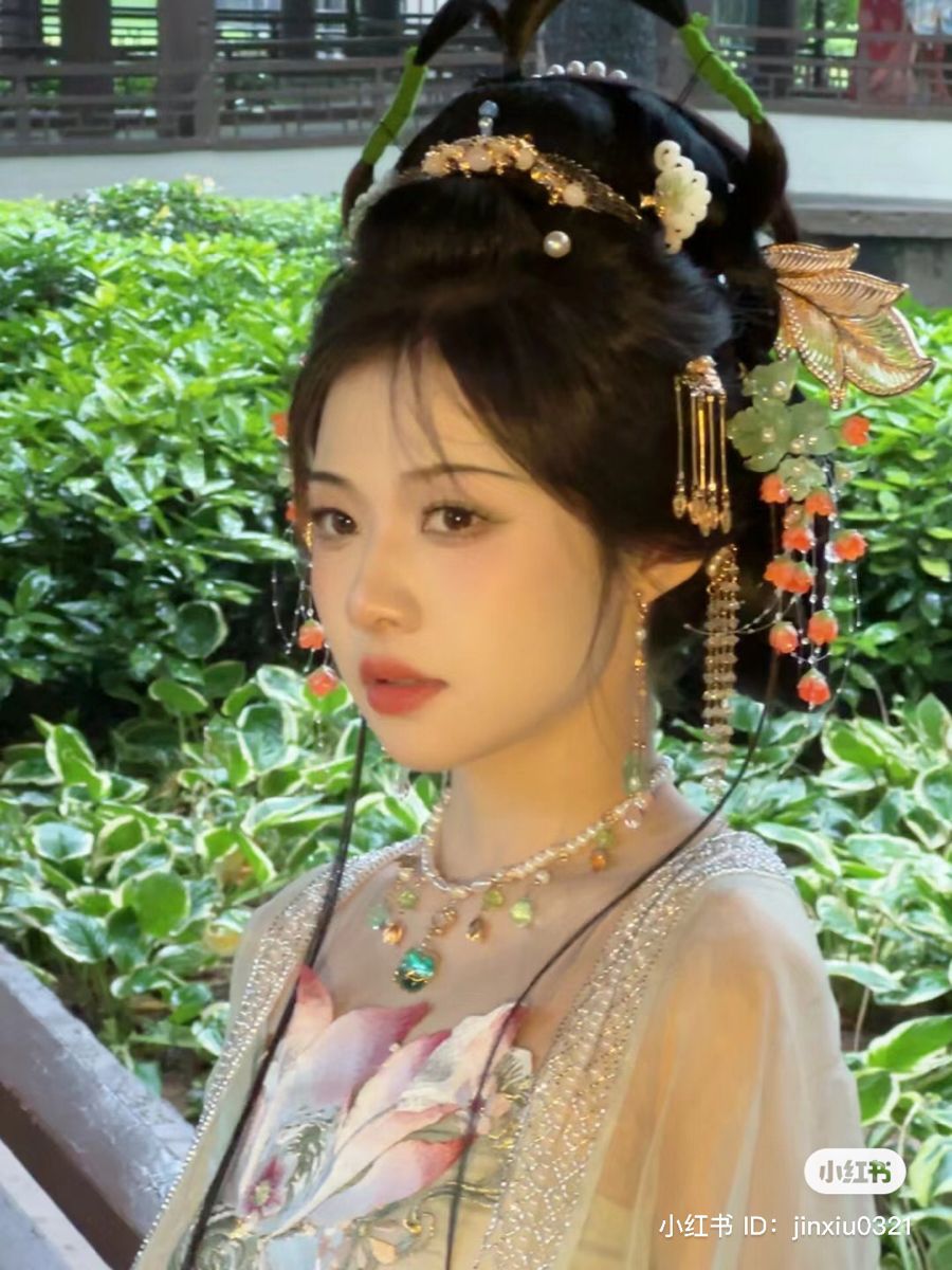 Summer Elegance:Ancient Costume Women in Traditional Splendor Summer Elegance:Ancient Costume Women in Traditional Splendor