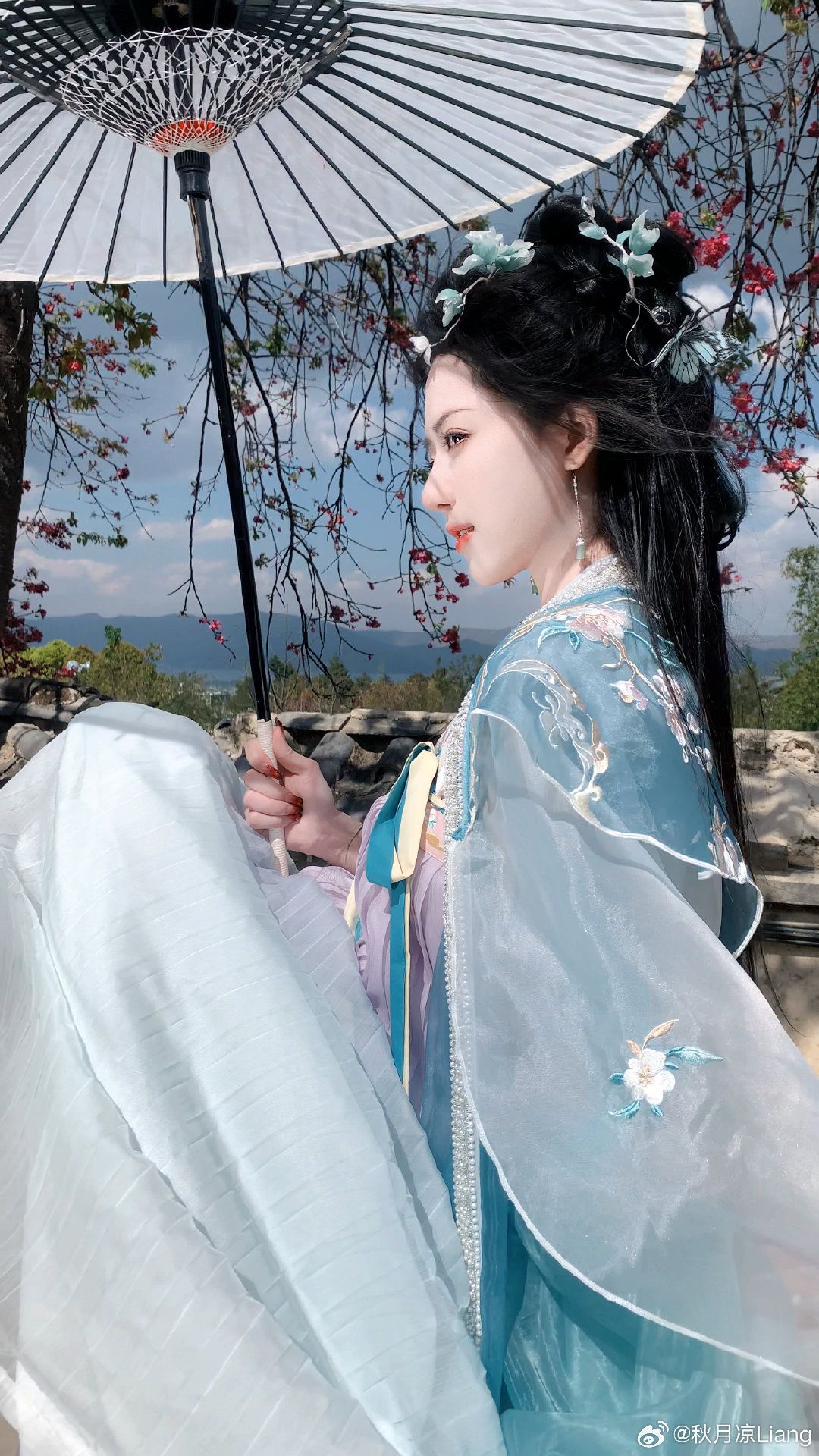 Embracing Modernity in a Classic Qipao:The Evolution of Dark Blue Embracing Modernity in a Classic Qipao:The Evolution of Dark Blue