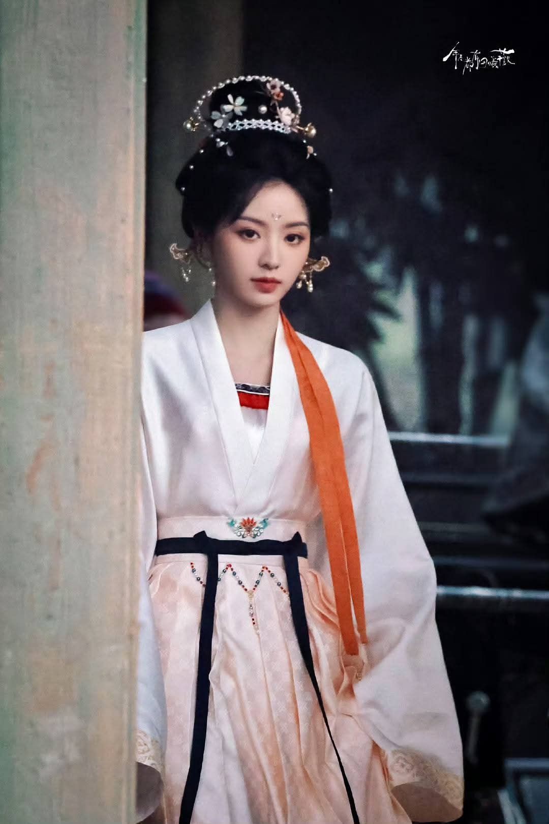 Embracing the New Sino-Style:Silk Reimagined in the Modern Cheongsam Embracing the New Sino-Style:Silk Reimagined in the Modern Cheongsam