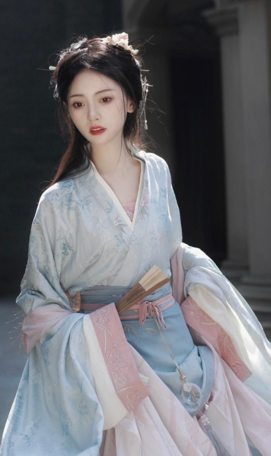 The Allure of Lu Lingfengs Hanfu Fashion:A Closer Look into the Traditional Chinese Attire The Allure of Lu Lingfengs Hanfu Fashion:A Closer Look into the Traditional Chinese Attire
