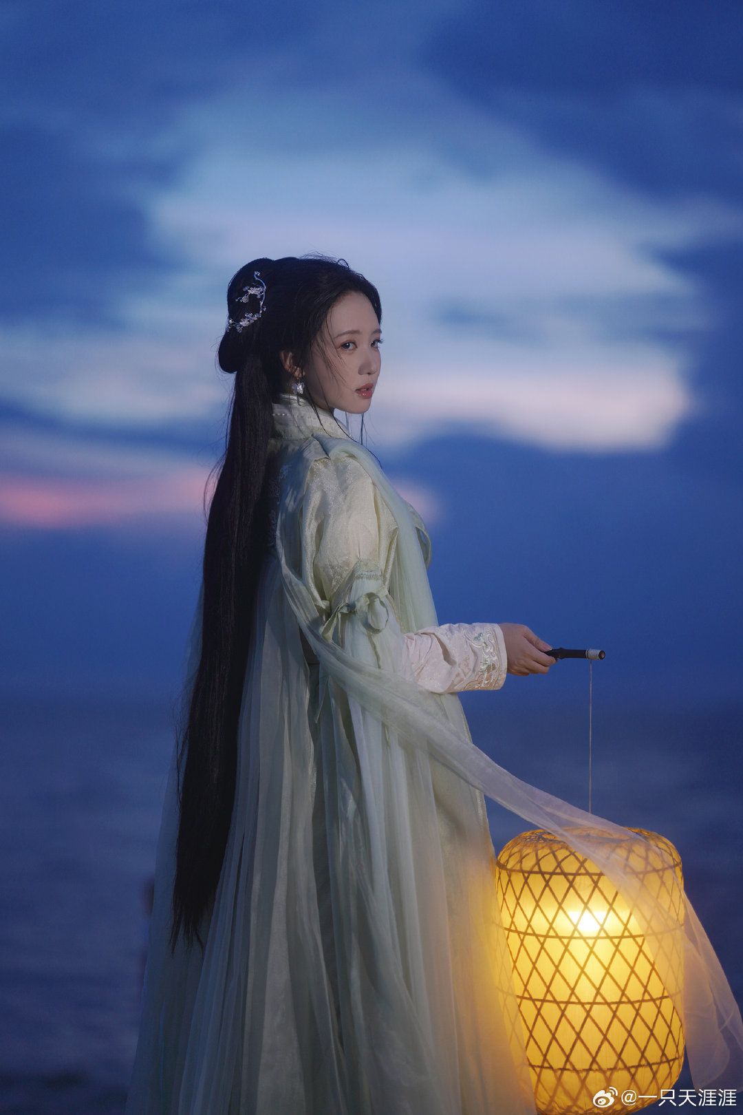 Golden Morning Elegance:The Qipao Style as Worn by Jin Chen Golden Morning Elegance:The Qipao Style as Worn by Jin Chen