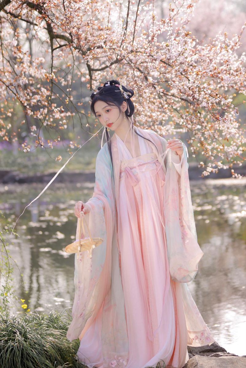 Spring and Autumn Qipao-Inspired Outerwear:A Guide to Styling Spring and Autumn Qipao-Inspired Outerwear:A Guide to Styling