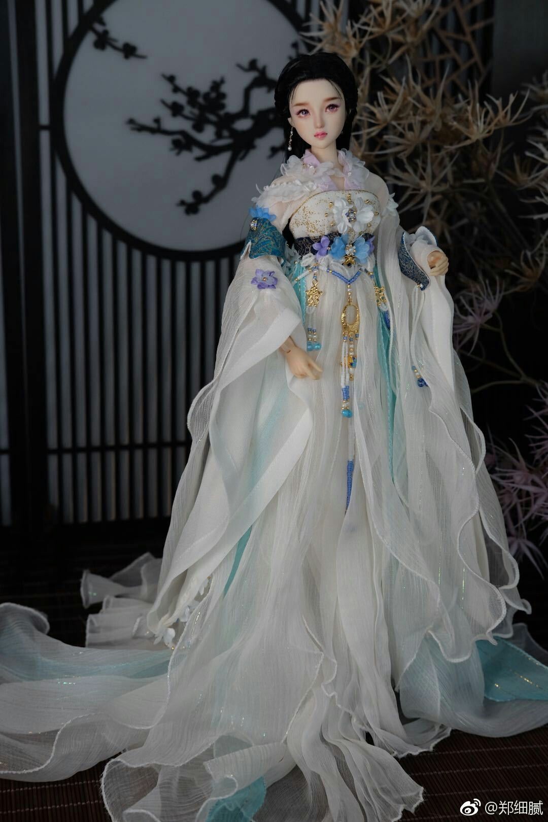Embracing the New Sino-Chic Cheongsam:A Tale of Petite and Curvier Women Embracing the New Sino-Chic Cheongsam:A Tale of Petite and Curvier Women
