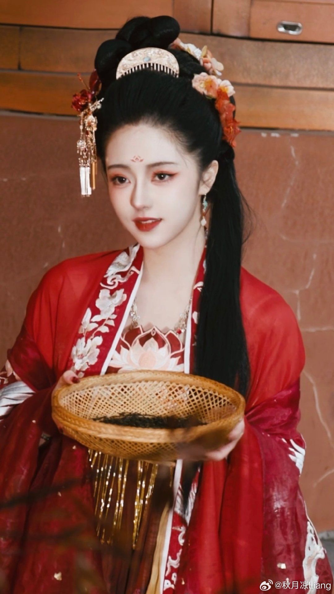 Elegant Summer in a White Cheongsam:The Allure of a Classy White Qipao Woman Elegant Summer in a White Cheongsam:The Allure of a Classy White Qipao Woman