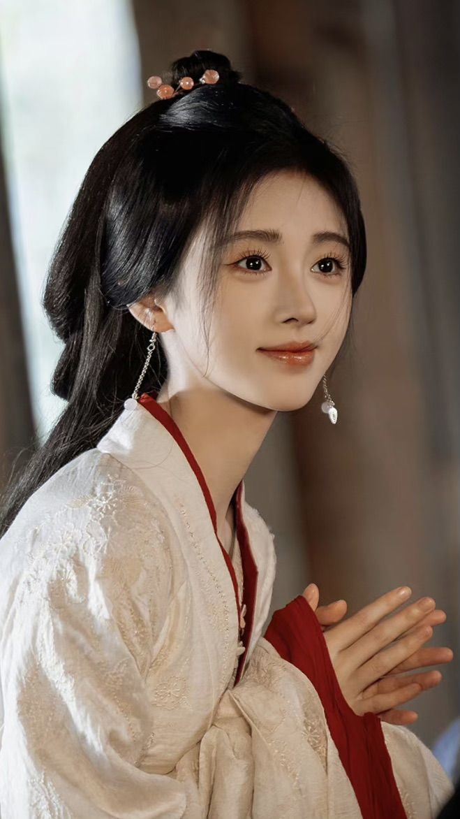 White Elegance:Exploring the Charm of Hanfu Cheongsam with a Trailing Grace White Elegance:Exploring the Charm of Hanfu Cheongsam with a Trailing Grace