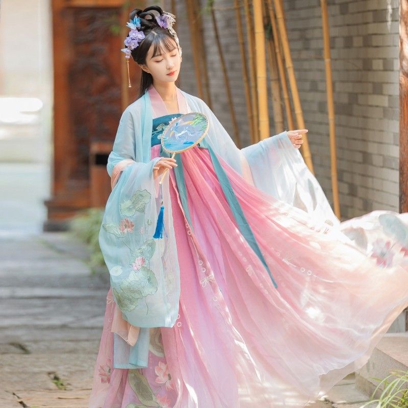 Redesigning the Low-Collar Cheongsam for a Petite Figure Redesigning the Low-Collar Cheongsam for a Petite Figure