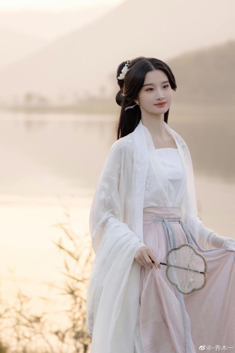Charming Koreshimo:The Lovely Allure of Hanfu 汉服) Charming Koreshimo:The Lovely Allure of Hanfu 汉服)