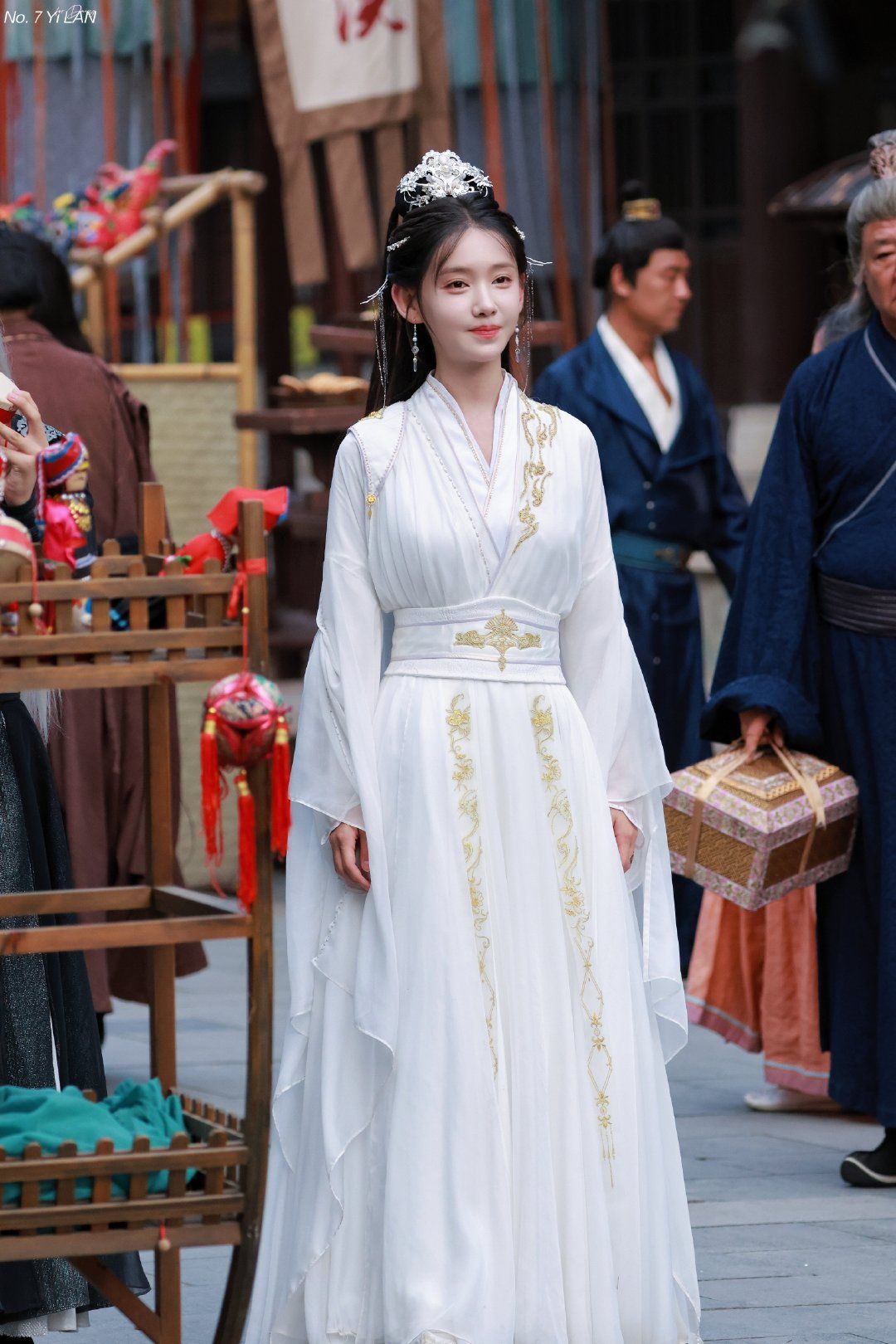 Reinventing Hanfu:Modern Womens Dress with a Traditional Chinese Twist Reinventing Hanfu:Modern Womens Dress with a Traditional Chinese Twist