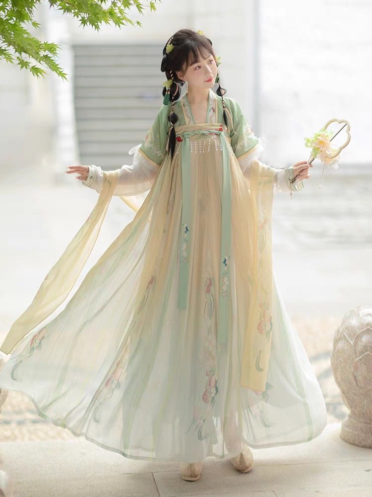 Hanfu Fashion in the Ancient Splendor of Dunhuang Hanfu Fashion in the Ancient Splendor of Dunhuang