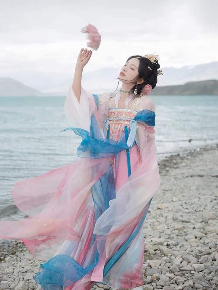 The Enchantment of Black Traditional Chinese Cheongsam:A Vogue of Ethnic Elegance