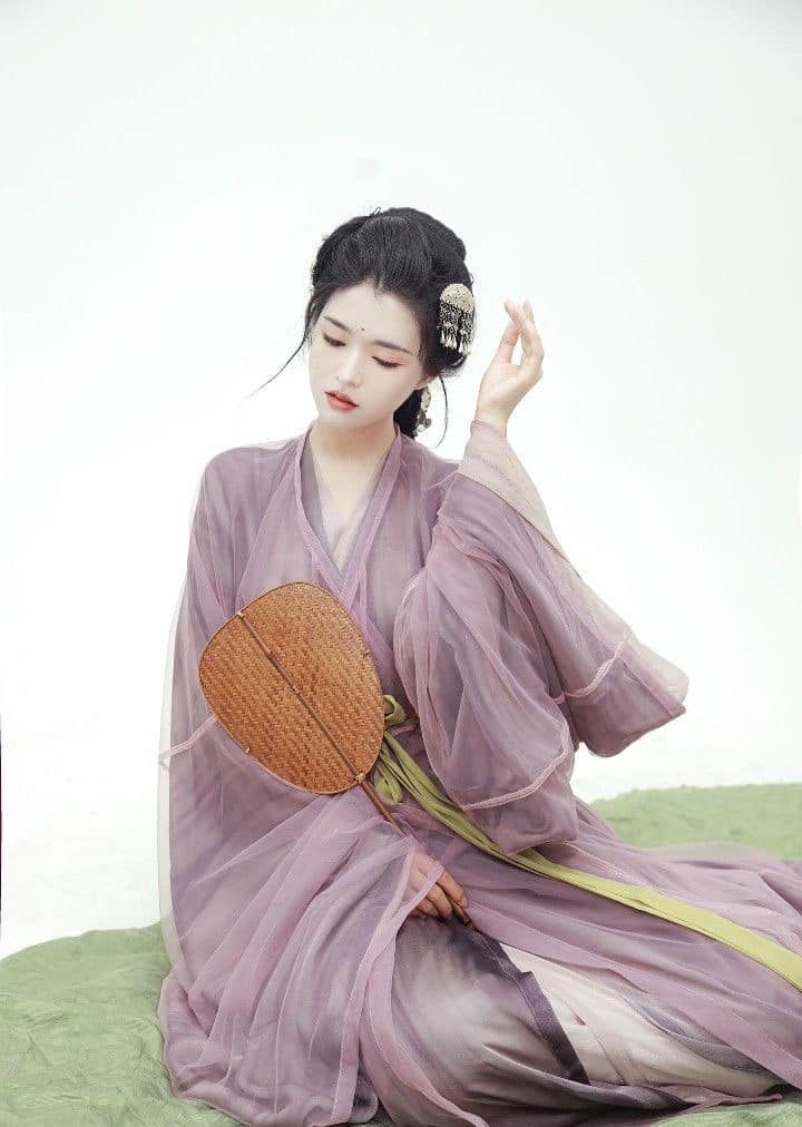 The Elegance of Cheongsam and Shawl:A Blend of Traditional and Modern Beauty The Elegance of Cheongsam and Shawl:A Blend of Traditional and Modern Beauty