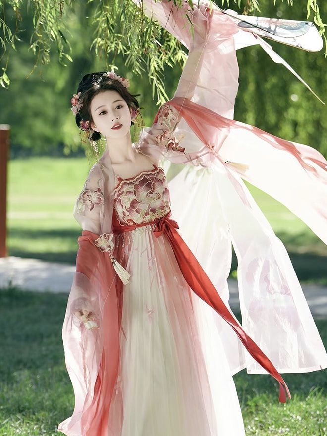 Vintage Charm:The Rise of Feng Ming Jiong Juns Qipao Style Vintage Charm:The Rise of Feng Ming Jiong Juns Qipao Style