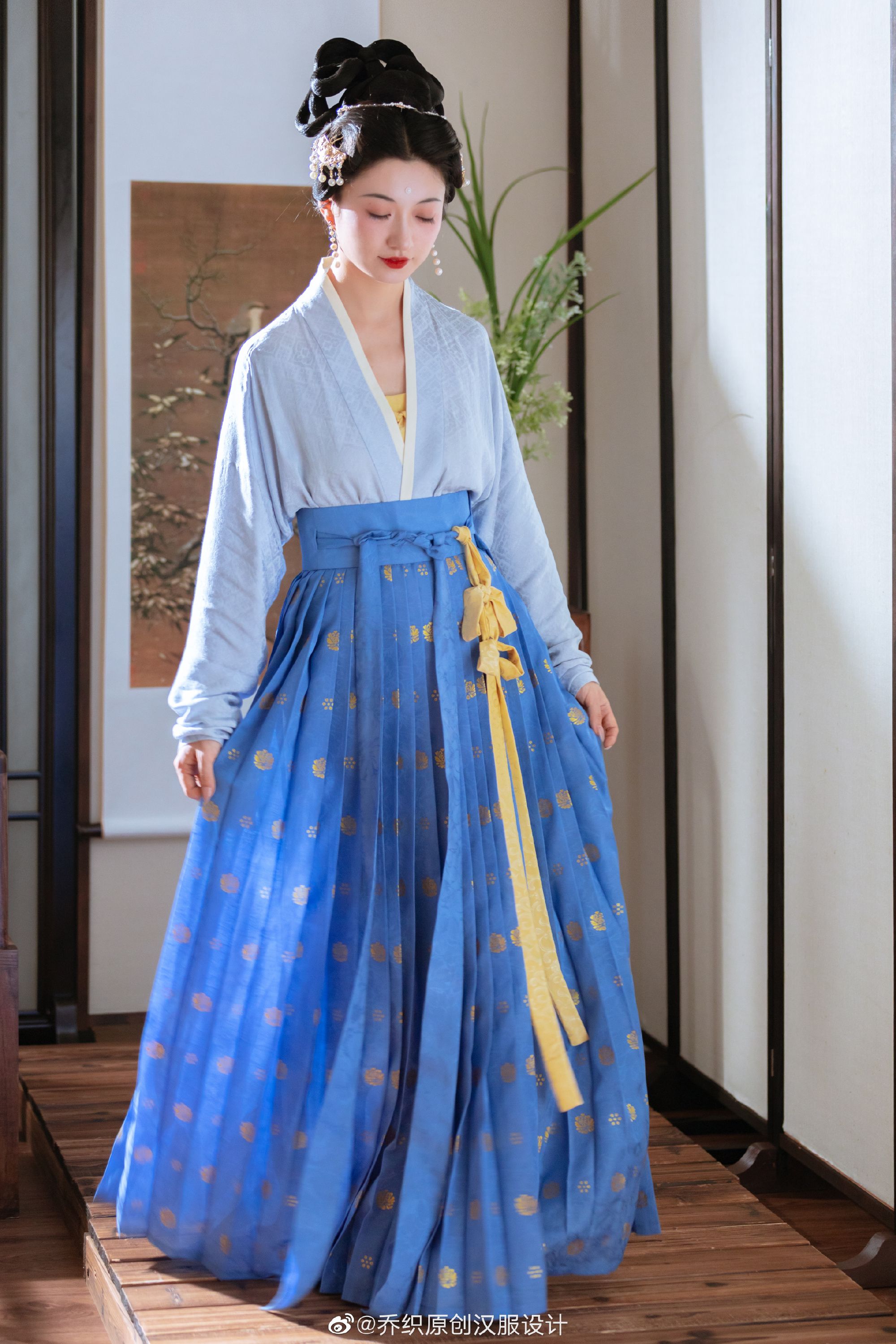 Traditional Tangzhuang Cheongsam:Embracing the Essence of Ethnic Fashion Traditional Tangzhuang Cheongsam:Embracing the Essence of Ethnic Fashion