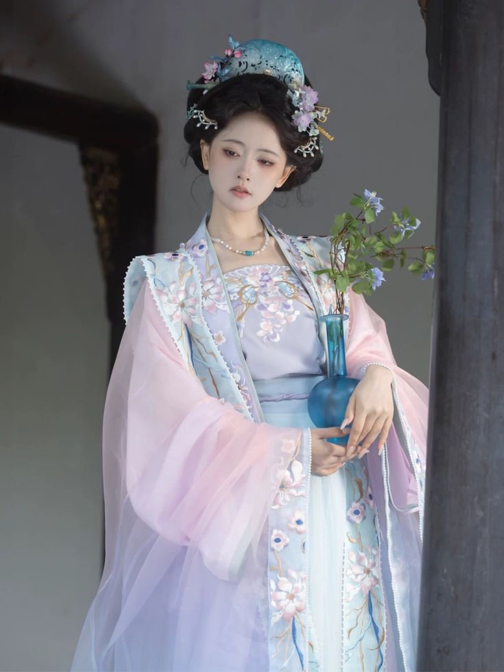Winter Style Guide:Pairing Qipao with Shawls and Overcoats Winter Style Guide:Pairing Qipao with Shawls and Overcoats