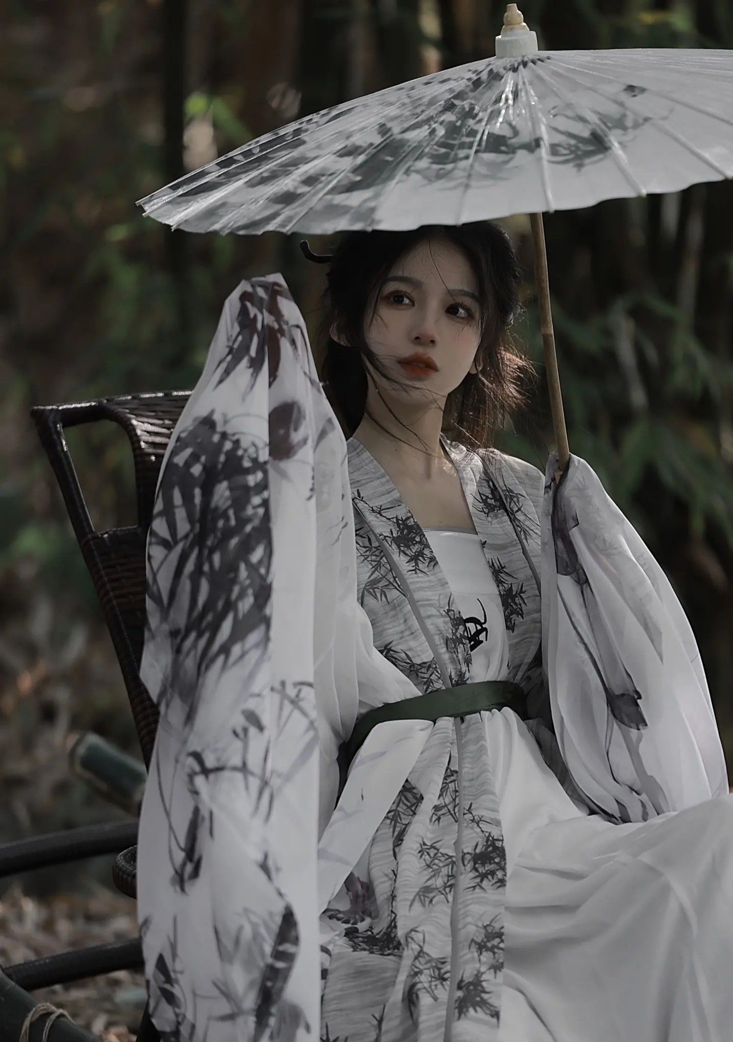 Calligraphy and the Art of Hanfu:A Tale of a Calligraphic Woman in Traditional Elegance